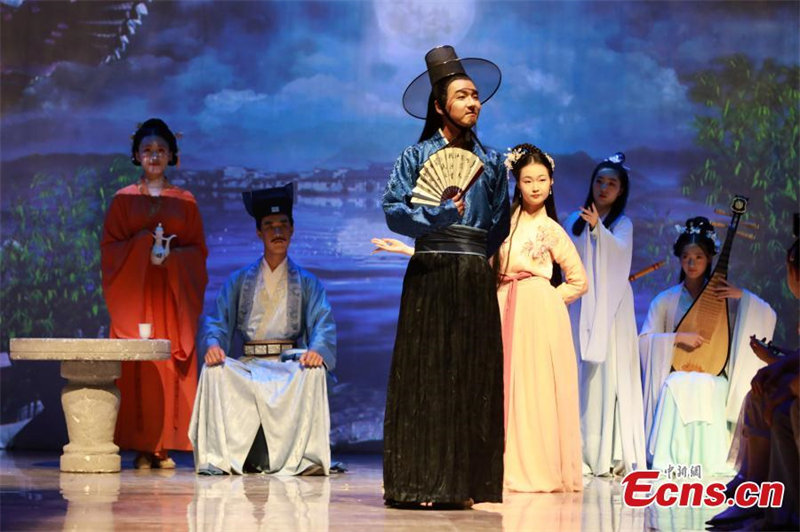 Un spectacle des costumes chinois anciens illumine la « culture de la soie »