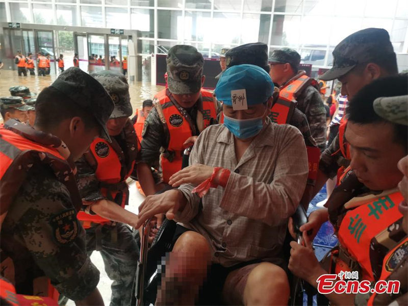 Des patients transférés d'un hôpital inondé à Zhengzhou
