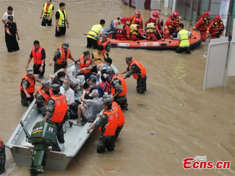Des patients transférés d'un hôpital inondé à Zhengzhou