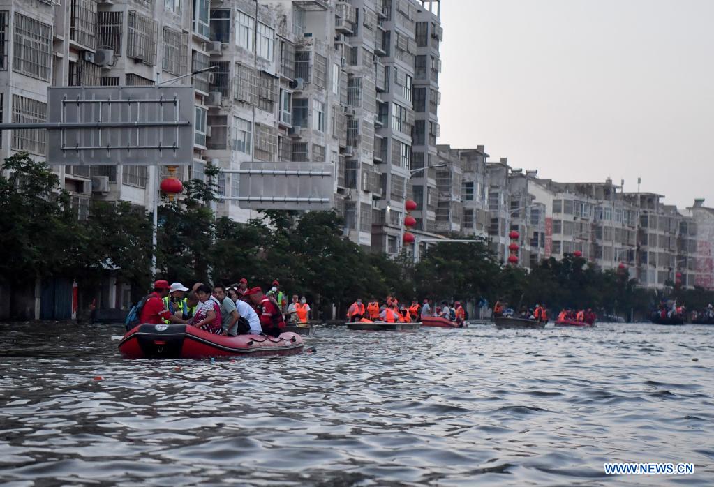 Chine : sauvetage après l'inondation à Weihui