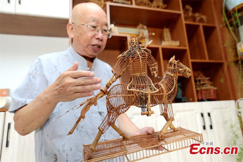 Un artisan chevronné enregistre l'histoire locale avec des maquettes en bambou