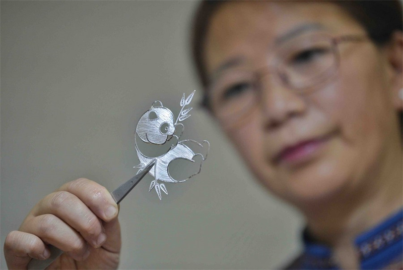 Héritière de l'art du filament d'argent tournoyant à Chengdu dans le Sichuan 