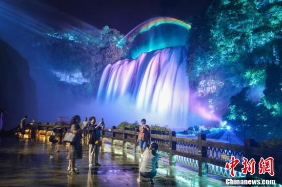 La belle vue nocturne de la cascade de Huangguoshu, dans le Guizhou