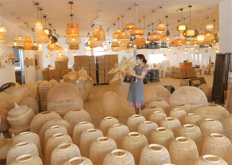 Zhejiang : les lampes en bambou de Huzhou se vendent bien à l'étranger