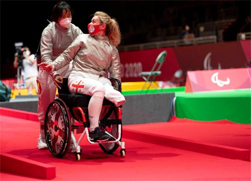L'amitié aux Jeux paralympiques de Tokyo 2020 : la Chinoise Bian Jing aide son adversaire à pousser son fauteuil roulant