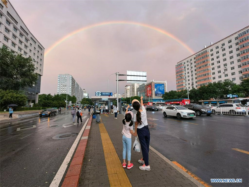 Un double arc-en-ciel apparaît dans le ciel de Beijing après la pluie