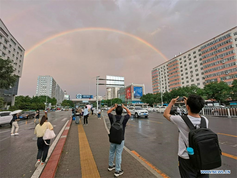 Un double arc-en-ciel apparaît dans le ciel de Beijing après la pluie