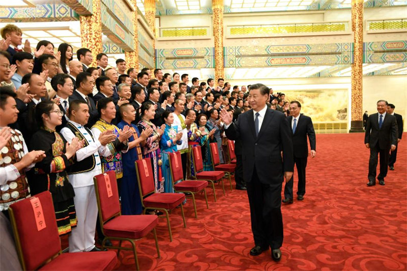Des dirigeants chinois assistent à un gala consacré aux cultures des minorités ethniques