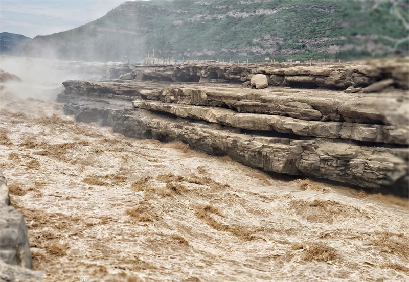 La cascade de Hukou accueille les touristes avec un rugissement tonnant