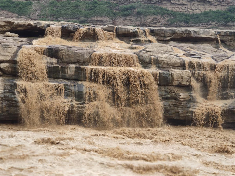 La cascade de Hukou accueille les touristes avec un rugissement tonnant