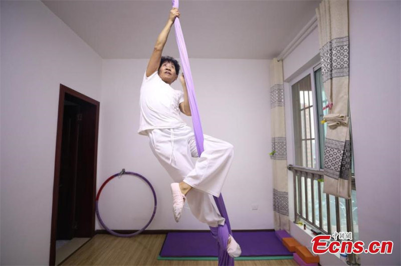 Un septuagénaire du Guizhou fan absolu de pole dance