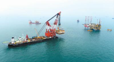 Le premier projet d'alimentation à quai d'un groupe de champs pétrolifères offshore de Chine commence la production