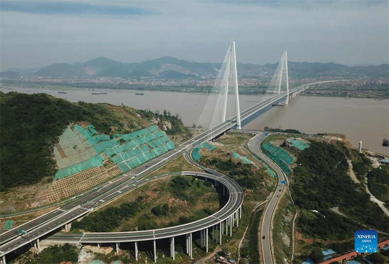 Deux nouveaux ponts sur le fleuve Yangtsé ouverts à la circulation
