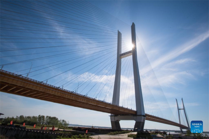 Deux nouveaux ponts sur le fleuve Yangtsé ouverts à la circulation