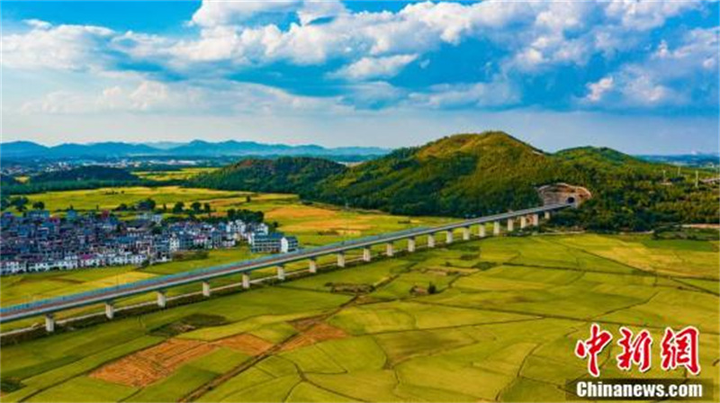 Photos aériennes de champs ruraux dans le Jiangxi, avec le passage de trains à grande vitesse