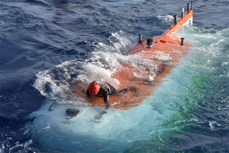 Mise en service officielle du submersible habité chinois « Fendouzhe » pour des recherches scientifiques régulières