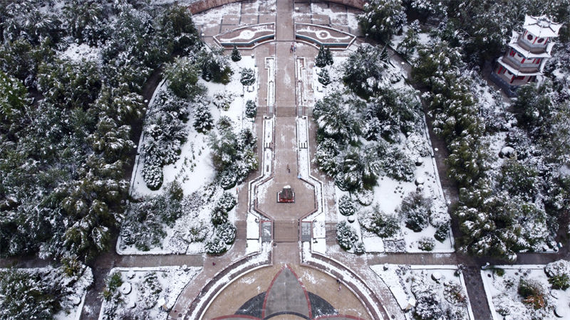 L'air hivernal transforme le paysage du Gansu en paysage de neige