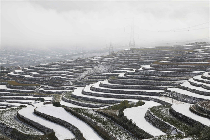 L'air hivernal transforme le paysage du Gansu en paysage de neige