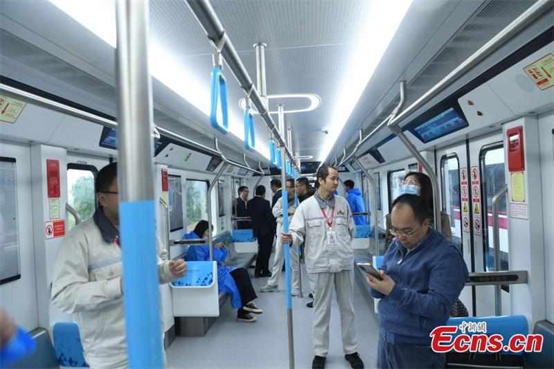 Le premier véhicule ferroviaire urbain de Chine à double courant mis en service à Chongqing