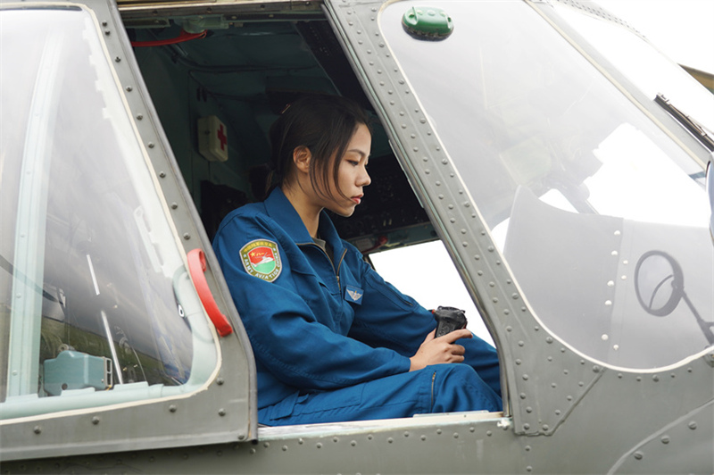 Le premier groupe d'aviatrices poursuit ses rêves dans les forces terrestres de l'APL