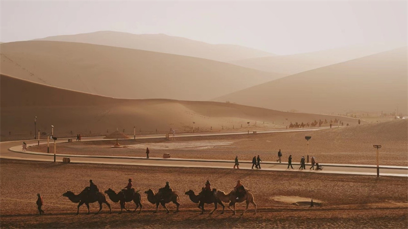 En photos : paysages désertiques du mont Mingsha et de la source du croissant à Dunhuang