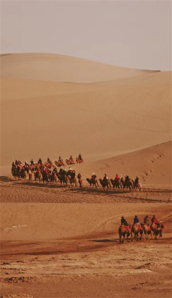 En photos : paysages désertiques du mont Mingsha et de la source du croissant à Dunhuang
