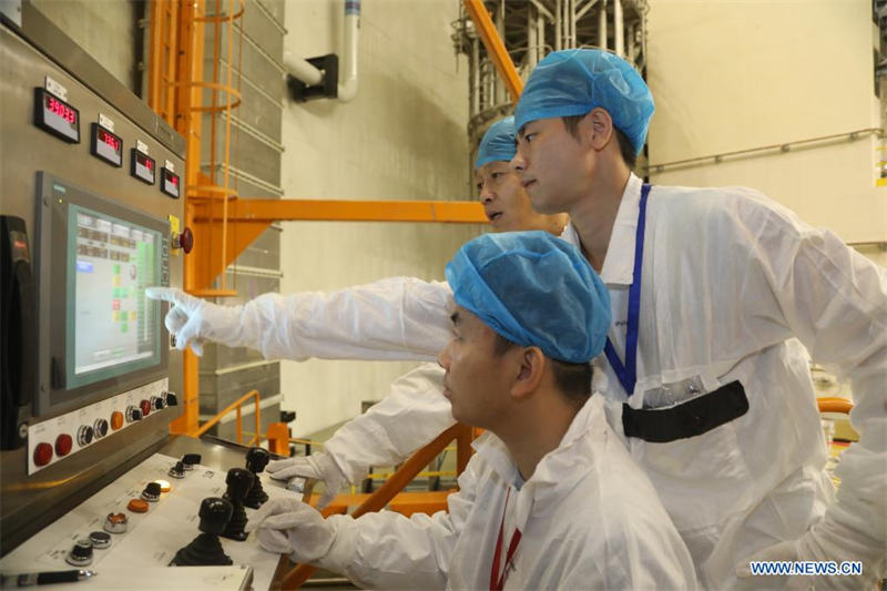 La Chine charge du combustible dans une unité nucléaire équipée d'un réacteur domestique