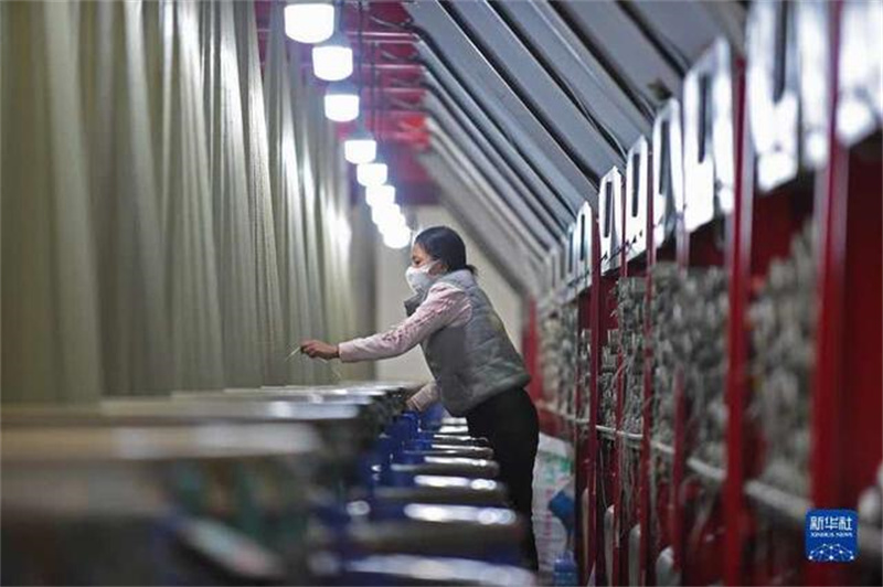 Xinjiang : la beauté du tissage stimule l'emploi local