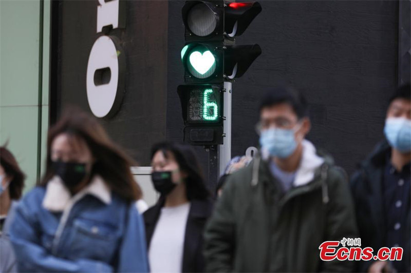 Un feu de circulation en forme de cœur apparaît dans une rue de Beijing