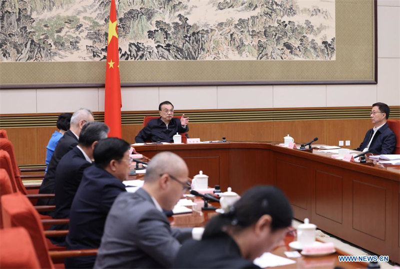 Le PM chinois met l'accent sur les macro-politiques efficaces et l'ouverture