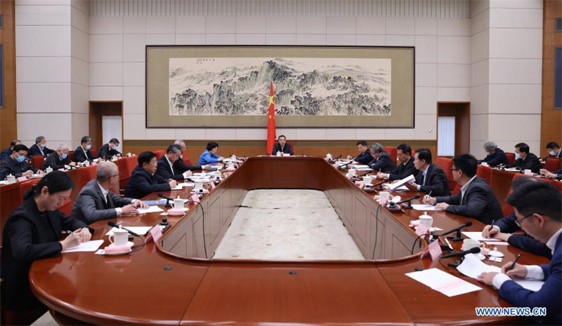 Le PM chinois met l'accent sur les macro-politiques efficaces et l'ouverture