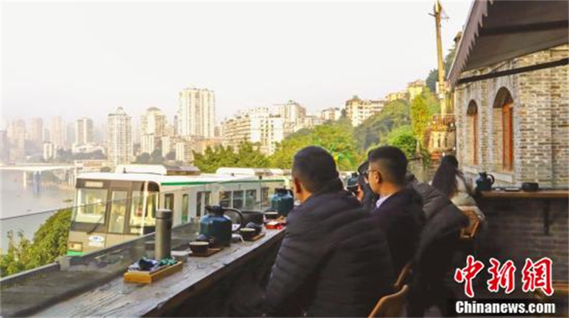 À Chongqing, un bâtiment centenaire est transformé en salon de thé, où le train léger peut « frôler en passant »