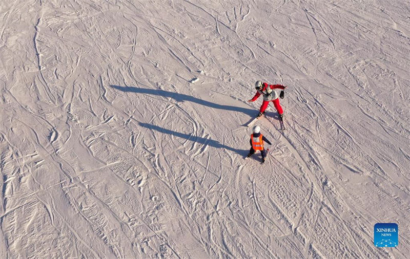 Les enfants s'amusent dans une station de ski du Jilin