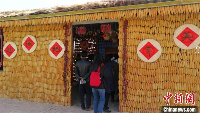 Xinjiang : 50 tonnes de maïs pour construire une maison