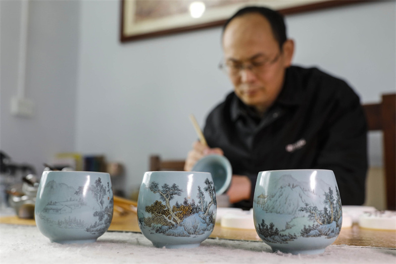 Les peintures ajoutent du charme à la porcelaine Ru du Henan