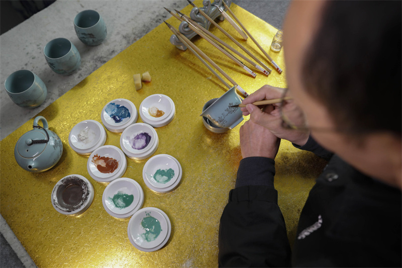 Les peintures ajoutent du charme à la porcelaine Ru du Henan