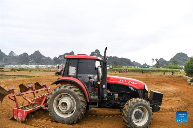 Les agriculteurs se préparent pour la saison de plantation d'hiver dans le sud de la Chine