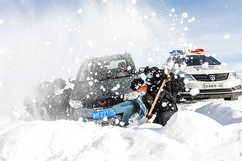 Un sauvetage de voiture dans la neige à Fuyun, dans le Xinjiang