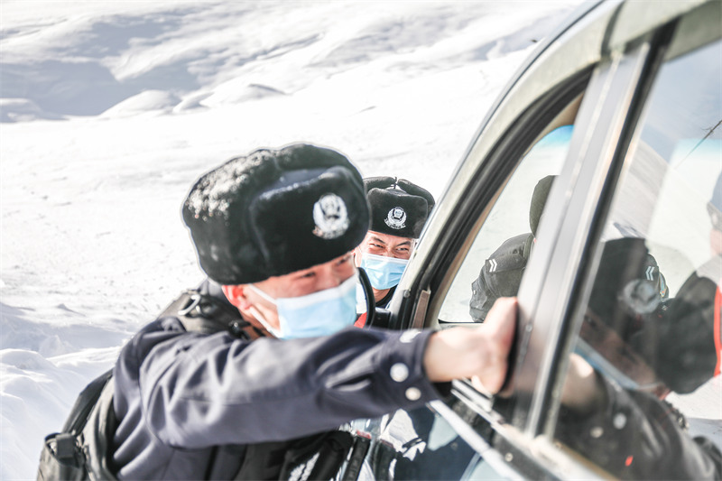 Un sauvetage de voiture dans la neige à Fuyun, dans le Xinjiang