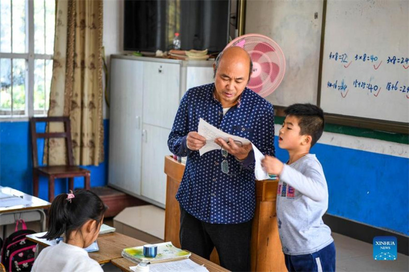 Des frères enseignants dévoués à l'éducation rurale dans le Guangxi