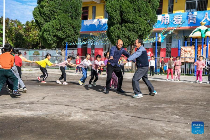 Des frères enseignants dévoués à l'éducation rurale dans le Guangxi