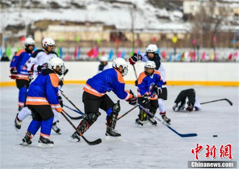 Xinjiang : les jeunes joueurs de hockey courent sur la glace