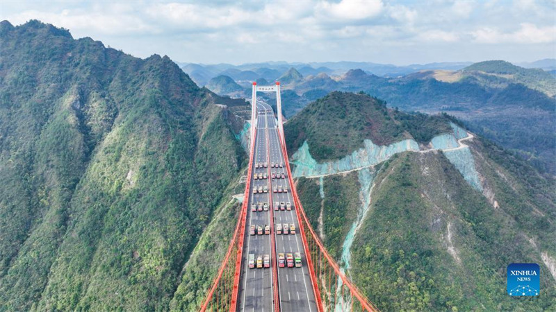 Guizhou : le pont de Yangbaoshan effectue un test de charge statique