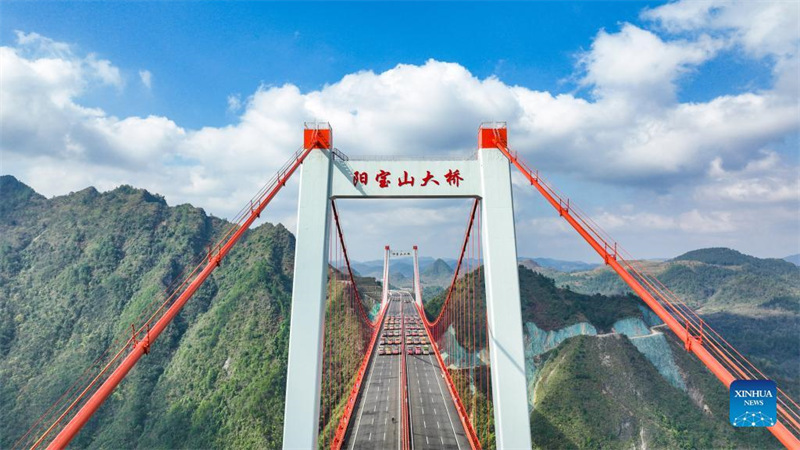 Guizhou : le pont de Yangbaoshan effectue un test de charge statique