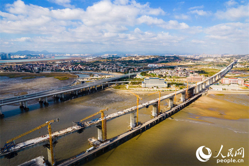Achèvement du premier pont transocéanique de chemin de fer à grande vitesse de Chine