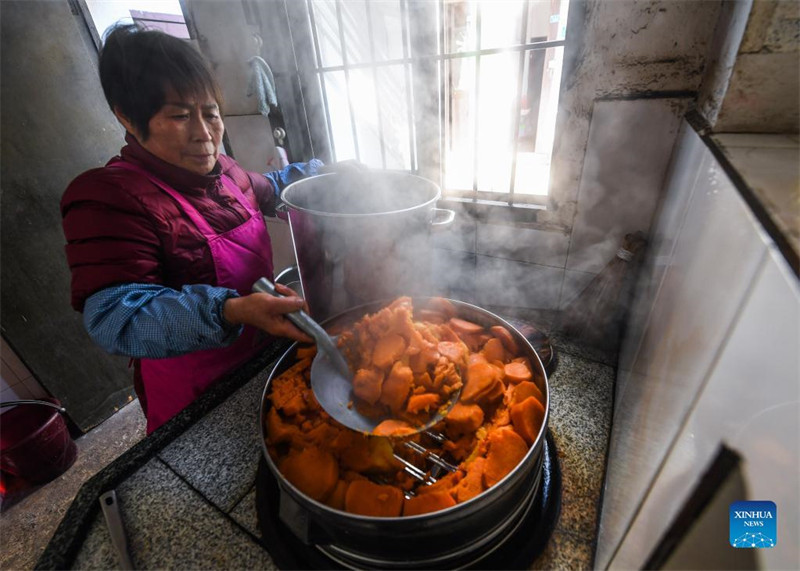 Zhejiang : des villageois préparent des chips de patate douce comme délices d'hiver