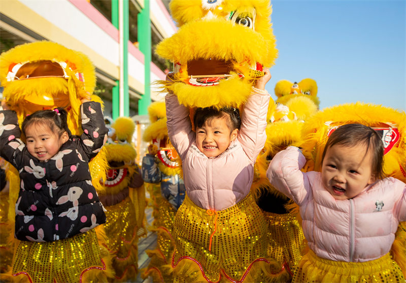 Jiangsu : des enfants de maternelle s'amusent en pratiquant la danse du lion