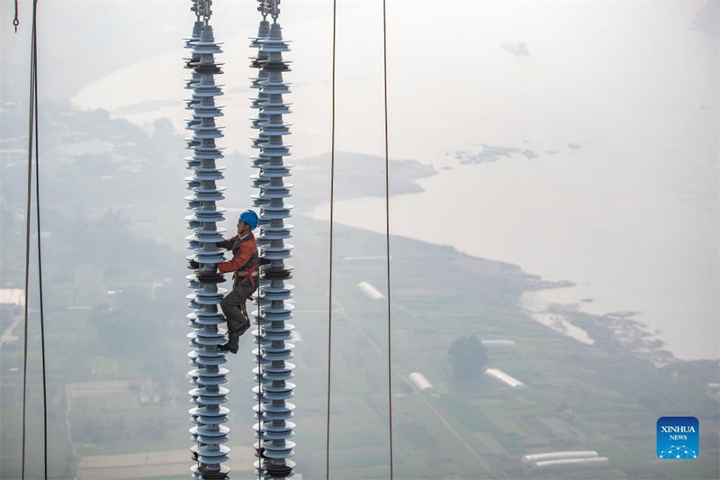 Des « Spider-Men » travaillent pour un projet de transmission d'électricité à Chongqing