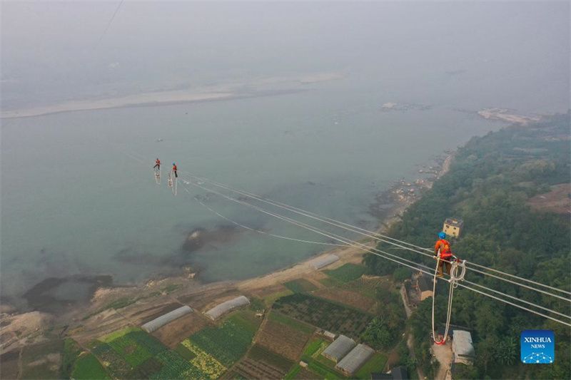 Des « Spider-Men » travaillent pour un projet de transmission d'électricité à Chongqing