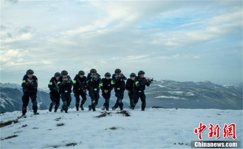 L'équipe de policiers spéciaux chinois « Loups des neiges » sur le plateau enneigé du Tibet